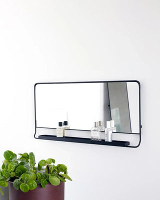 Chic Spiegel met plank zwart metaal 80x40cm van House Doctor, van opzij met vorm en afwerking zichtbaar