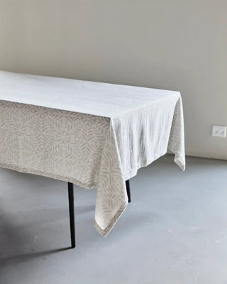Clip tafelkleed in wit grijs katoen 150x260cm van House Doctor, toegepast in een sfeervolle interieursetting