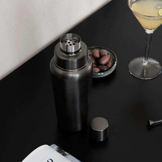 Cocktail shaker Grunge gunmetal van House Doctor, van dichtbij met materiaal en textuur zichtbaar