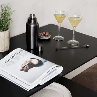 Cocktail shaker Grunge gunmetal van House Doctor, toegepast in een sfeervolle interieursetting
