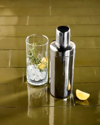 Cocktailshaker Kett Zilveren van House Doctor, toegepast in een sfeervolle interieursetting