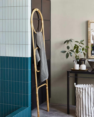 Decoratie ladder naturel 180cm van House Doctor, toegepast in een sfeervolle interieursetting