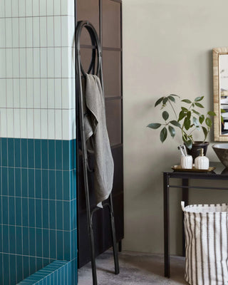 Decoratie ladder zwart 180cm van House Doctor, toegepast in een sfeervolle interieursetting