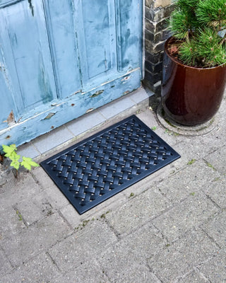 Deurmat Braid zwart rubber 40x60cm van House Doctor, toegepast in een sfeervolle interieursetting