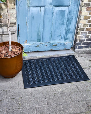 Deurmat Braid zwart rubber 60x90cm van House Doctor, toegepast in een sfeervolle interieursetting