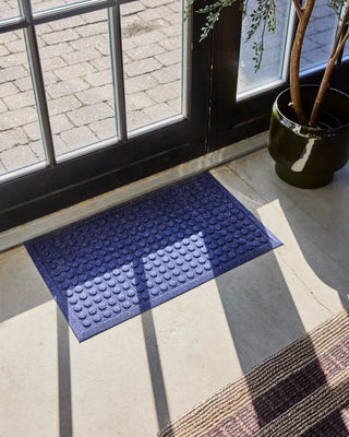 Deurmat Entry blauw 45x75cm van House Doctor, toegepast in een sfeervolle interieursetting