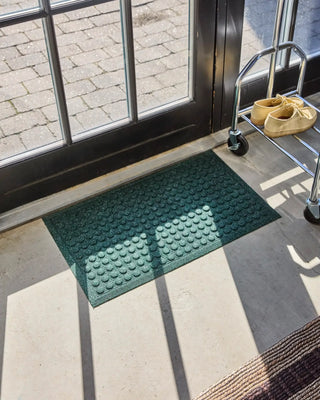 Deurmat Entry groen 45x75cm van House Doctor, toegepast in een sfeervolle interieursetting