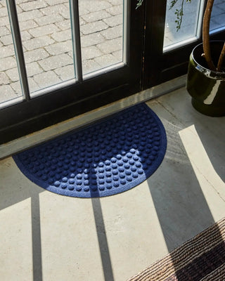 Deurmat Entry halfrond blauw 45x75cm van House Doctor, toegepast in een sfeervolle interieursetting