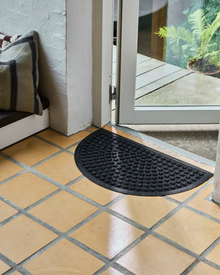 Deurmat Entry halfrond zwart 45x75cm van House Doctor, toegepast in een sfeervolle interieursetting