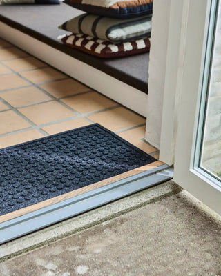Deurmat Entry zwart 45x75cm van House Doctor, toegepast in een sfeervolle interieursetting