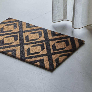 Deurmat Indi zwart 60x40cm van House Doctor, toegepast in een sfeervolle interieursetting