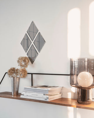 Set van vier grijze House Doctor Diamond spiegeltegels in een interieur