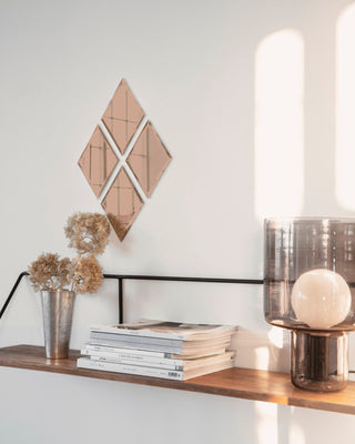 Set van vier roze House Doctor Diamond spiegeltegels in een interieur
