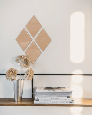 Vier roze House Doctor Diamond spiegeltegels in ruitformatie aan de wand