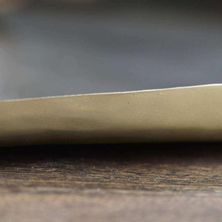 Dienblad Osea antiek brons 41cm van House Doctor, van dichtbij met materiaal en textuur zichtbaar