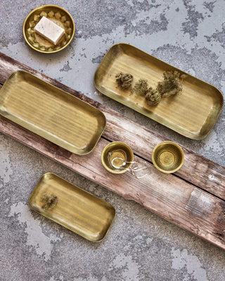 Dienbladen Plato goud - 3 stuks van House Doctor, toegepast in een sfeervolle interieursetting