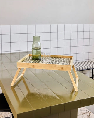 Dienbladtafel van bamboe 35x50cm van House Doctor, toegepast in een stijlvolle woonkamer