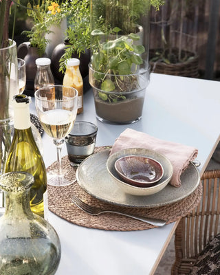 Dinerbord Lake grijs 27cm van House Doctor, toegepast in een sfeervolle interieursetting