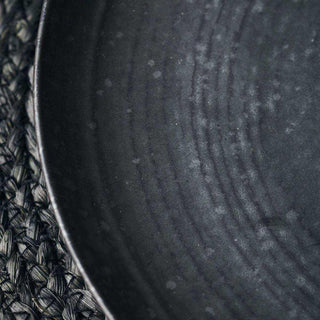 Detail van de gespikkelde keramische afwerking van Dinerbord Pion zwart 28,5cm