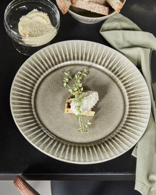 Dinerbord Pleat grijsbruin 27cm van House Doctor, toegepast in een sfeervolle interieursetting