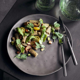 Dinerbord Rustic donker grijs 27cm van House Doctor, toegepast in een sfeervolle interieursetting