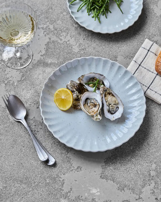 Dinerbord Scallop Lichtblauw 26cm van House Doctor, toegepast in een sfeervolle interieursetting