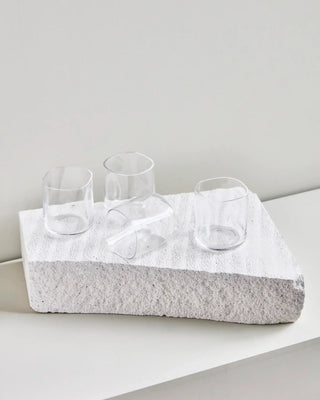 Drinkglas Sand Helder 9cm - 4 stuks van House Doctor, toegepast in een stijlvolle woonkamer