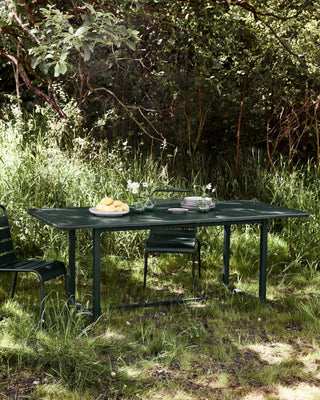 Eettafel Helo groen 90x200cm - outdoor van House Doctor, toegepast in een sfeervolle buitenomgeving