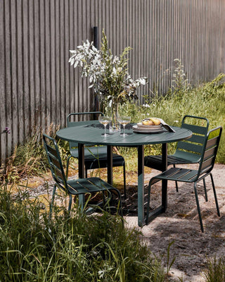 Eettafel Helo groen rond 120cm - outdoor van House Doctor, toegepast in een sfeervolle buitenomgeving