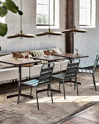 Eettafel het cafe Geometric bruin 62x62cm van House Doctor, toegepast in een sfeervolle interieursetting