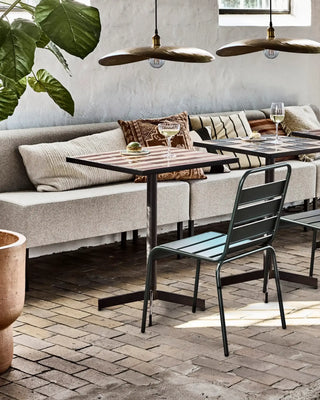 Eettafel het cafe strips roze 62x62cm van House Doctor, toegepast in een sfeervolle interieursetting