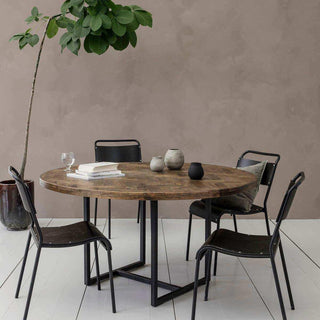 Ronde eettafel Kant met patroonblad, zwart onderstel en vier stoelen in een interieur