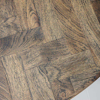 Detail van het ronde tafelblad met visgraatpatroon en duidelijk zichtbare houtnerf