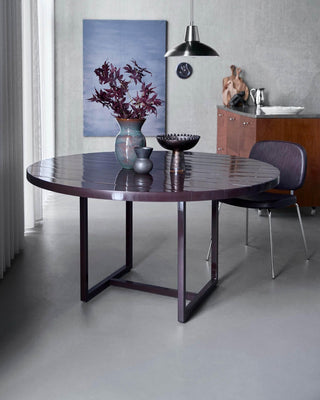 Eettafel Kant Mulberry Ø140×74 cm van House Doctor, toegepast in een sfeervolle interieursetting