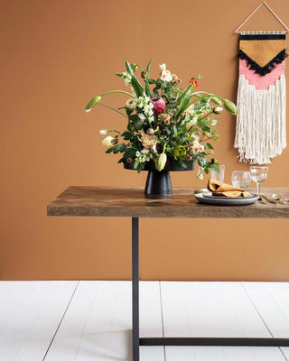 Eettafel Kant naturel 200x90cm van House Doctor, geplaatst in een stijlvolle werk- of woonomgeving