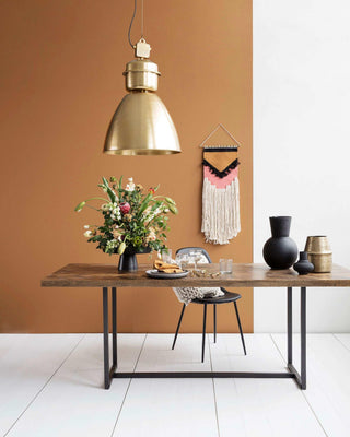 Eettafel Kant naturel 200x90cm van House Doctor, toegepast in een stijlvolle woonkamer