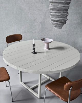 Eettafel Kant zand Ø140×74 cm van House Doctor, toegepast in een sfeervolle interieursetting