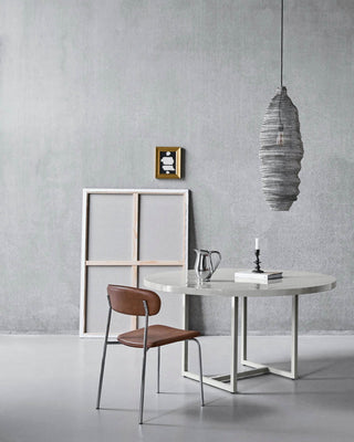 Eettafel Kant zand Ø140×74 cm van House Doctor, toegepast in een stijlvolle woonkamer