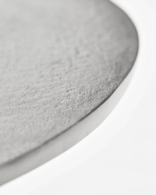 Eettafel Pan zilver 61cm van House Doctor, van dichtbij met materiaal en afwerking zichtbaar