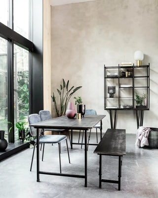 Eettafel Party zwart mangohout 180cm van House Doctor, toegepast in een sfeervolle interieursetting