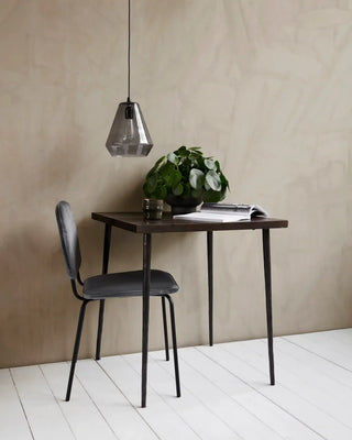 Eettafel Slated zwart mangohout 70x70cm van House Doctor, toegepast in een sfeervolle interieursetting