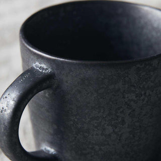 Detail van de gespikkelde keramische afwerking van Espressokop Pion zwart 6cm