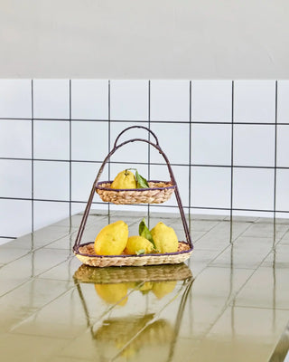 Etagere met 2 lagen van waterhyacint natuurkleur van House Doctor, toegepast in een sfeervolle interieursetting