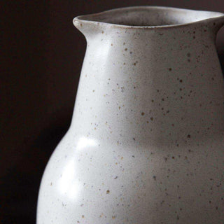 Detail van de House Doctor Pion fles met gespikkeld oppervlak en licht golvende halsrand
