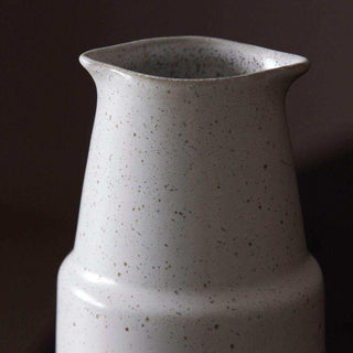 Close-up van de gespikkelde Pion fles met brede, licht uitlopende opening