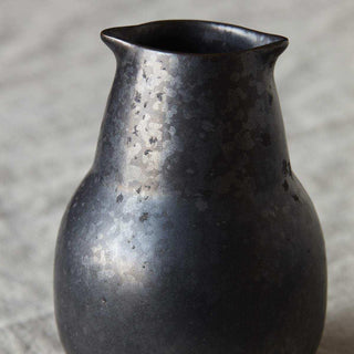 Detail van de gespikkelde keramische afwerking van Fles Pion zwart 12cm