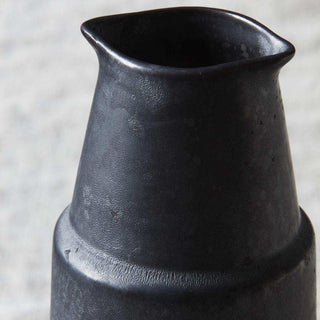 Detail van de gespikkelde afwerking van de zwarte Pion fles van 18 cm