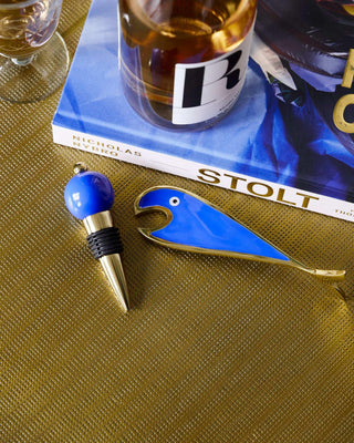 Flessen opener en stop blauw van House Doctor, toegepast in een sfeervolle interieursetting