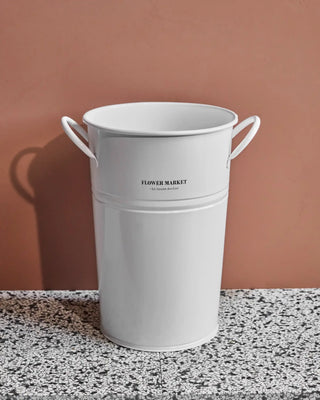 Flower market bloempot wit metaal 37cm van House Doctor, toegepast in een sfeervolle interieursetting