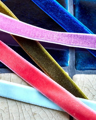 Fluwelen lint smal 5 kleuren van House Doctor, in een gestileerde detailopstelling